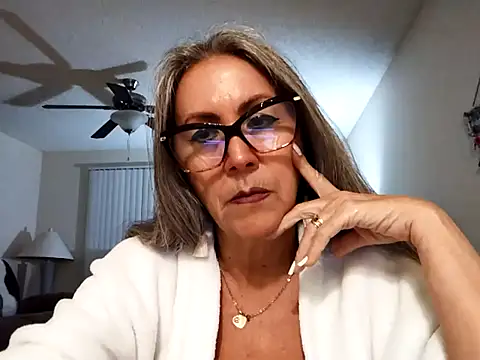 Snapshot of EvaRobinson chatting on February 2025 12:03:01 AM EvaRobinson online show from February 2025 12:03:01 AM