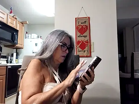 Snapshot of EvaRobinson chatting on February 2025 01:47:02 AM EvaRobinson online show from February 2025 01:47:02 AM