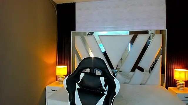 Linda4Petite online show from November 2025 06:17:01 PM