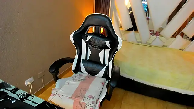 Snapshot of Linda4Petite chatting on May 2026 06:24:02 PM Linda4Petite online show from May 2026 06:24:02 PM