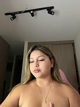 lunablossom  online show from February 2026 11:47:02 PM