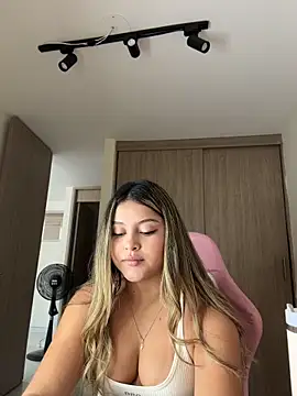 lunablossom  online show from April 2026 09:39:33 PM