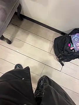 CrazzyChicks online show from November 2025 07:43:01 AM