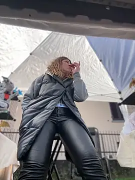 DaisyVibesss online show from February 2025 09:30:01 AM