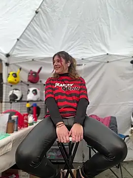 DaisyVibesss online show from February 2025 01:10:01 PM