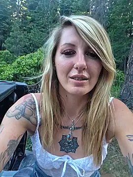 Snapshot of SheIsSomething chatting on July 2026 02:38:01 AM SheIsSomething online show from July 2026 02:38:01 AM