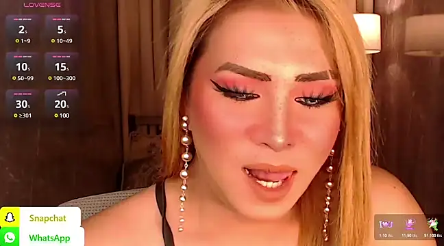 Snapshot of QUEEN_GIAMOORE69 chatting on January 2025 10:33:01 PM QUEEN GIAMOORE69 online show from January 2025 10:33:01 PM