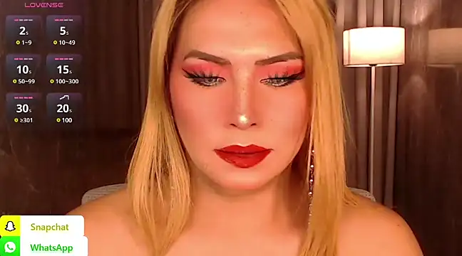 Snapshot of QUEEN_GIAMOORE69 chatting on January 2025 10:21:01 PM QUEEN GIAMOORE69 online show from January 2025 10:21:01 PM