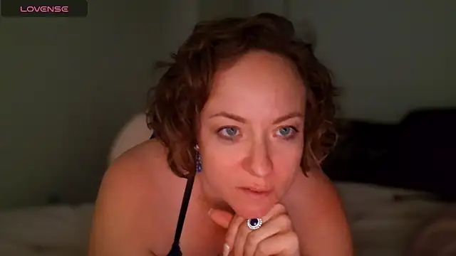 Snapshot of julimonroe chatting on April 2026 02:58:01 AM julimonroe online show from April 2026 02:58:01 AM