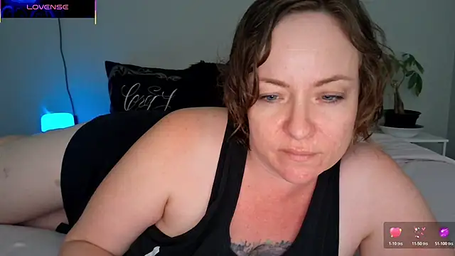 Snapshot of julimonroe chatting on May 2026 03:13:01 AM julimonroe online show from May 2026 03:13:01 AM