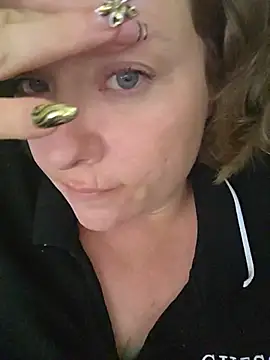 Snapshot of julimonroe chatting on May 2026 02:18:02 AM julimonroe online show from May 2026 02:18:02 AM