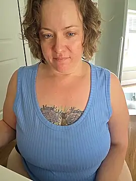 Snapshot of julimonroe chatting on June 2026 05:52:01 PM julimonroe online show from June 2026 05:52:01 PM