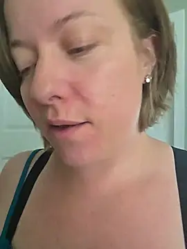 Snapshot of julimonroe chatting on June 2026 04:49:02 PM julimonroe online show from June 2026 04:49:02 PM