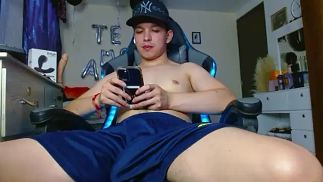 Snapshot of Angel-Twink chatting on June 2026 04:09:01 PM Angel-Twink online show from June 2026 04:09:01 PM