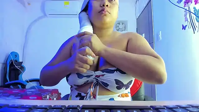 Lunastar02 online show from February 2026 07:18:01 PM