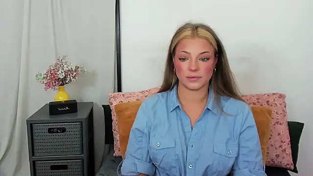 Snapshot of LilyBlondee chatting on July 2026 05:23:02 AM LilyBlondee online show from July 2026 05:23:02 AM