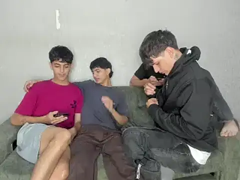 Snapshot of pelusos_mens chatting on April 2026 08:04:02 PM pelusos mens online show from April 2026 08:04:02 PM