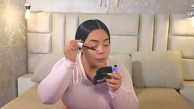 Snapshot of EmilyQueen3x chatting on May 2026 11:59:02 AM EmilyQueen3x online show from May 2026 11:59:02 AM