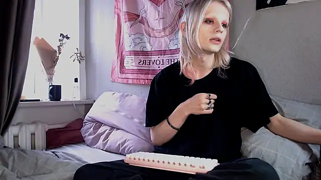 Snapshot of Alien_Bella chatting on February 2026 12:27:01 PM Alien Bella online show from February 2026 12:27:01 PM