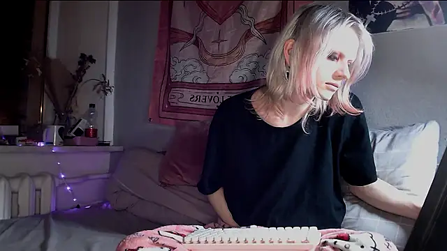 Snapshot of Alien_Bella chatting on March 2026 09:09:02 PM Alien Bella online show from March 2026 09:09:02 PM