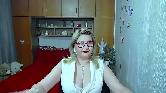 Snapshot of LucilleFenlys chatting on April 2026 12:01:01 AM LucilleFenlys online show from April 2026 12:01:01 AM
