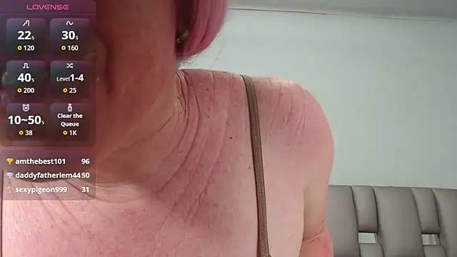 Kittywhiteass online show from November 2025 08:42:01 AM