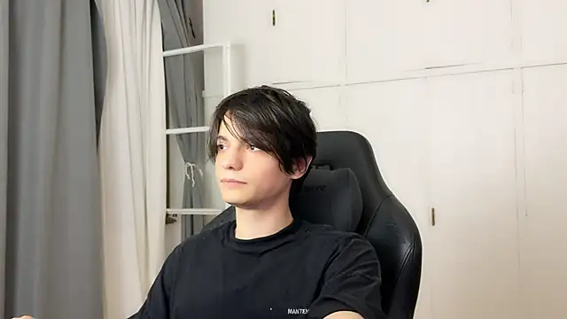 Snapshot of SasukeUhchiaa chatting on March 2026 02:06:02 AM SasukeUhchiaa online show from March 2026 02:06:02 AM