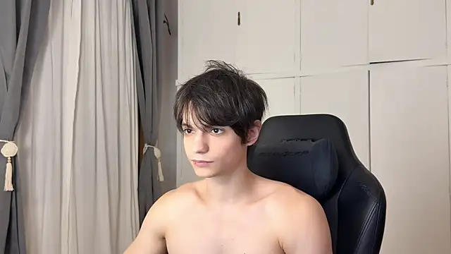 Snapshot of SasukeUhchiaa chatting on March 2026 10:44:01 PM SasukeUhchiaa online show from March 2026 10:44:01 PM