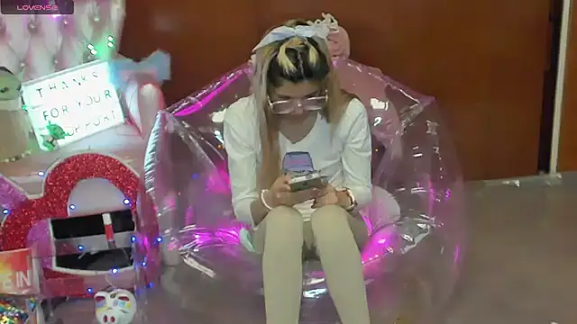 Skinygirl online show from March 2026 10:46:02 PM