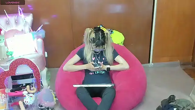 Skinygirl online show from April 2026 10:45:02 PM