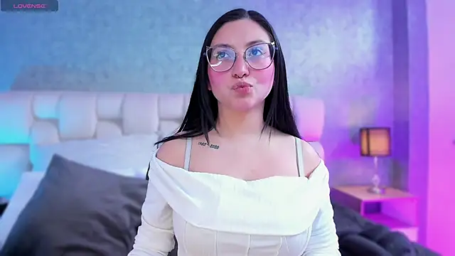 Snapshot of lucy_neil chatting on January 2025 07:07:02 PM lucy neil online show from January 2025 07:07:02 PM