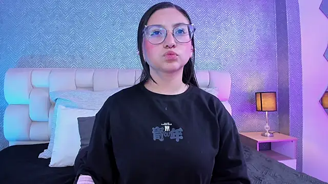 Snapshot of lucy_neil chatting on January 2025 07:03:01 PM lucy neil online show from January 2025 07:03:01 PM