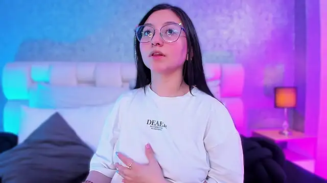 Snapshot of lucy_neil chatting on February 2025 07:07:01 PM lucy neil online show from February 2025 07:07:01 PM