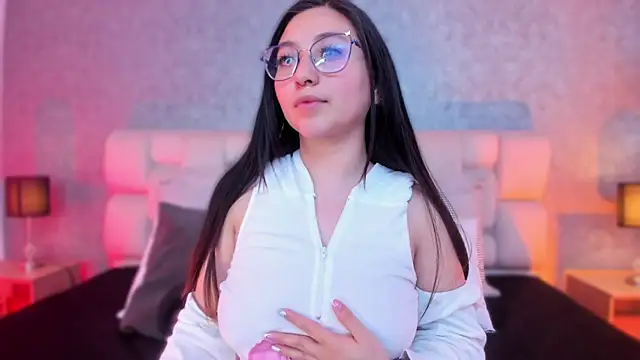 Snapshot of lucy_neil chatting on February 2025 07:07:01 PM lucy neil online show from February 2025 07:07:01 PM