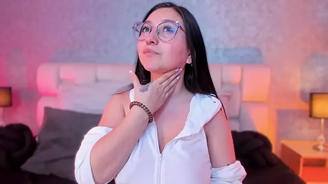 Snapshot of lucy_neil chatting on February 2025 01:10:01 AM lucy neil online show from February 2025 01:10:01 AM