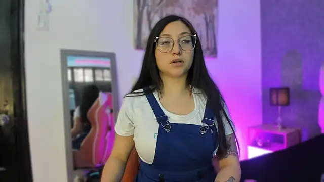 Snapshot of lucy_neil chatting on February 2025 07:05:02 PM lucy neil online show from February 2025 07:05:02 PM