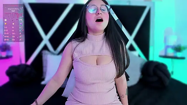 Snapshot of lucy_neil chatting on February 2025 07:10:02 PM lucy neil online show from February 2025 07:10:02 PM