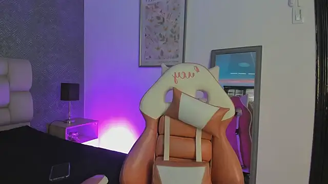 Snapshot of lucy_neil chatting on September 2025 07:04:02 PM lucy neil online show from September 2025 07:04:02 PM