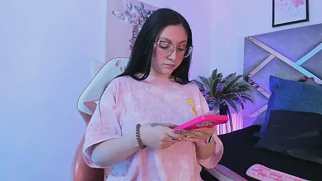 Snapshot of lucy_neil chatting on November 2025 02:32:01 AM lucy neil online show from November 2025 02:32:01 AM