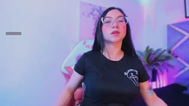 Snapshot of lucy_neil chatting on November 2025 02:33:01 AM lucy neil online show from November 2025 02:33:01 AM