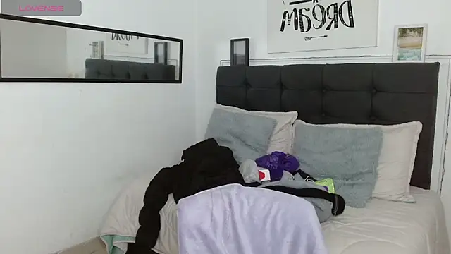 Snapshot of vaness_weet chatting on October 2025 08:00:02 PM vaness weet online show from October 2025 08:00:02 PM