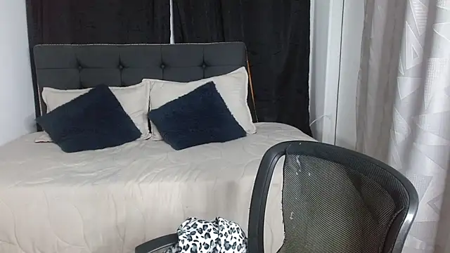 Snapshot of vaness_weet chatting on November 2025 08:18:01 PM vaness weet online show from November 2025 08:18:01 PM