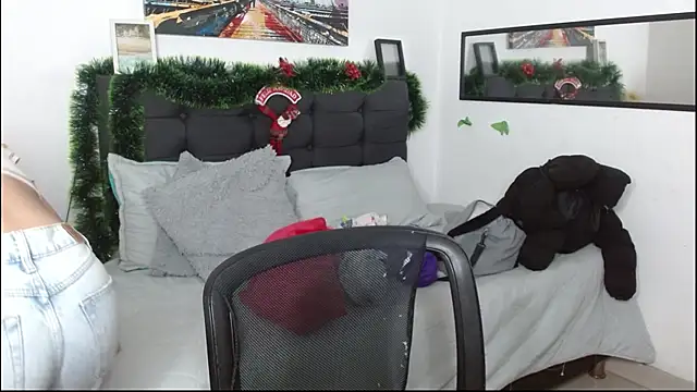 Snapshot of vaness_weet chatting on December 2025 08:38:02 PM vaness weet online show from December 2025 08:38:02 PM