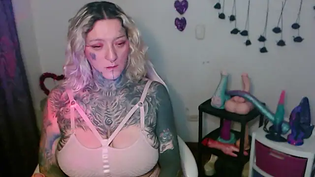 Snapshot of SLOPPYTITSS chatting on April 2026 10:43:01 AM SLOPPYTITSS online show from April 2026 10:43:01 AM