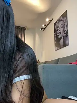 Snapshot of DaphneUwu chatting on April 2026 01:12:01 AM DaphneUwu online show from April 2026 01:12:01 AM