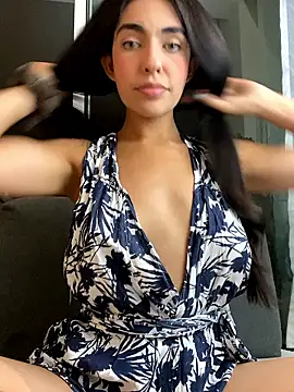 Snapshot of DaphneUwu chatting on May 2026 01:22:02 AM DaphneUwu online show from May 2026 01:22:02 AM