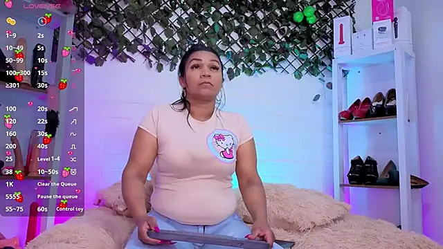 Snapshot of louise_nails chatting on June 2026 06:42:02 PM louise nails online show from June 2026 06:42:02 PM