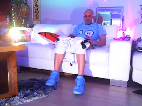 Snapshot of OSIRlS chatting on September 2025 06:19:02 PM OSIRlS online show from September 2025 06:19:02 PM