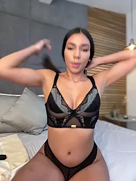 Snapshot of EllaSanz_ chatting on May 2026 10:07:01 PM EllaSanz online show from May 2026 10:07:01 PM