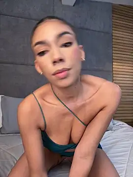 Snapshot of EllaSanz_ chatting on May 2026 10:27:02 PM EllaSanz online show from May 2026 10:27:02 PM